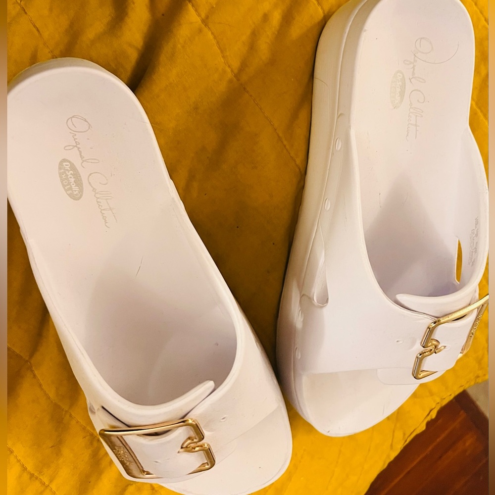 Dr. Scholls platform sandal in white with gold buckle. Sz 10